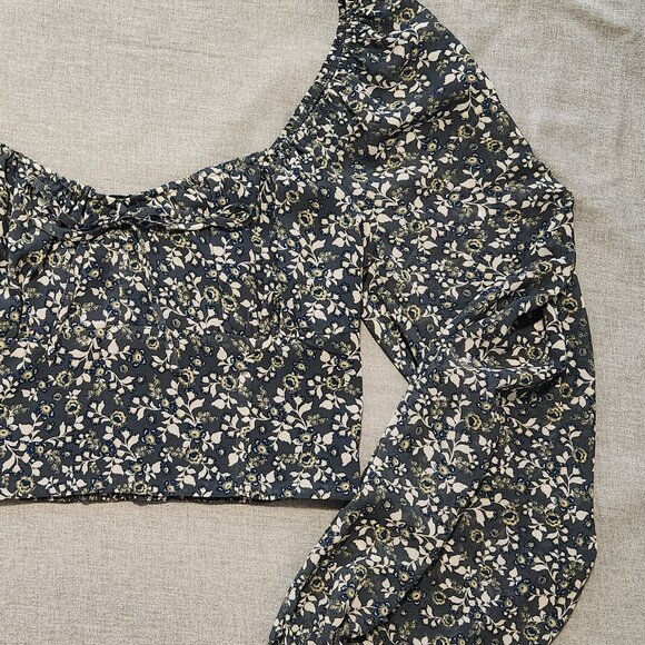 Cropped Blouse with Bubble Sleeves - Picture 4 of 8